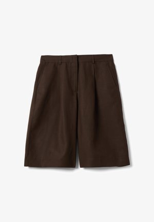Shorts marron foncé sur mesure jusqu'aux genoux avec passants de ceinture et poches latérales, posés à plat sur un fond blanc.