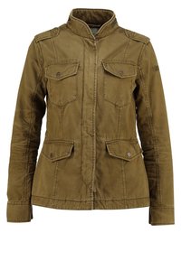 Olivgrüne Jacke mit Stehkragen, mehreren Fronttaschen und Druckknopfdetails. Hergestellt aus einem strukturierten Stoff mit lässigem Design.