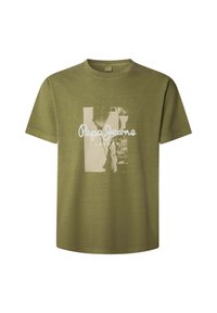 Olijfgroene katoenen t-shirt met korte mouwen, met een witte grafische print en de tekst "Pepe Jeans London" aan de voorkant.