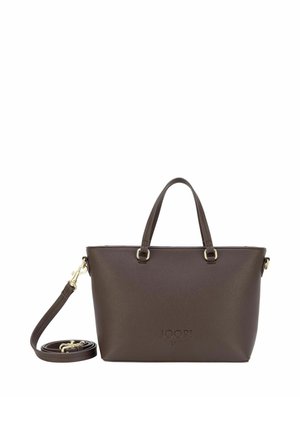 Borsa a mano in pelle marrone scuro con due manici e tracolla removibile, con ferrature color oro e nome del marchio impresso in rilievo sul davanti.