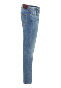 Fénykék farmer skinny farmerek barna bőr övpólóval, hátsó zsebekkel és enyhe elhalványulással.