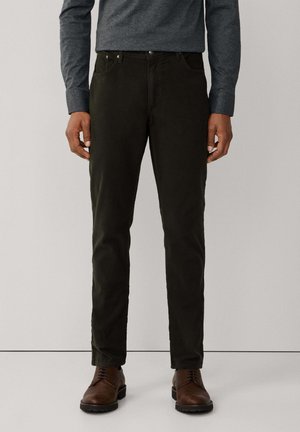 Donkergroene katoenen broeken met een slim fit, voorzien van voorzakken, metalen knopen en een gladde textuur. G gedragen met bruine leren schoenen.