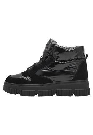 Baskets montantes noires avec une tige en cuir verni brillant et des accents en suède. Semelle épaisse avec des crampons prononcés et un col rembourré.
