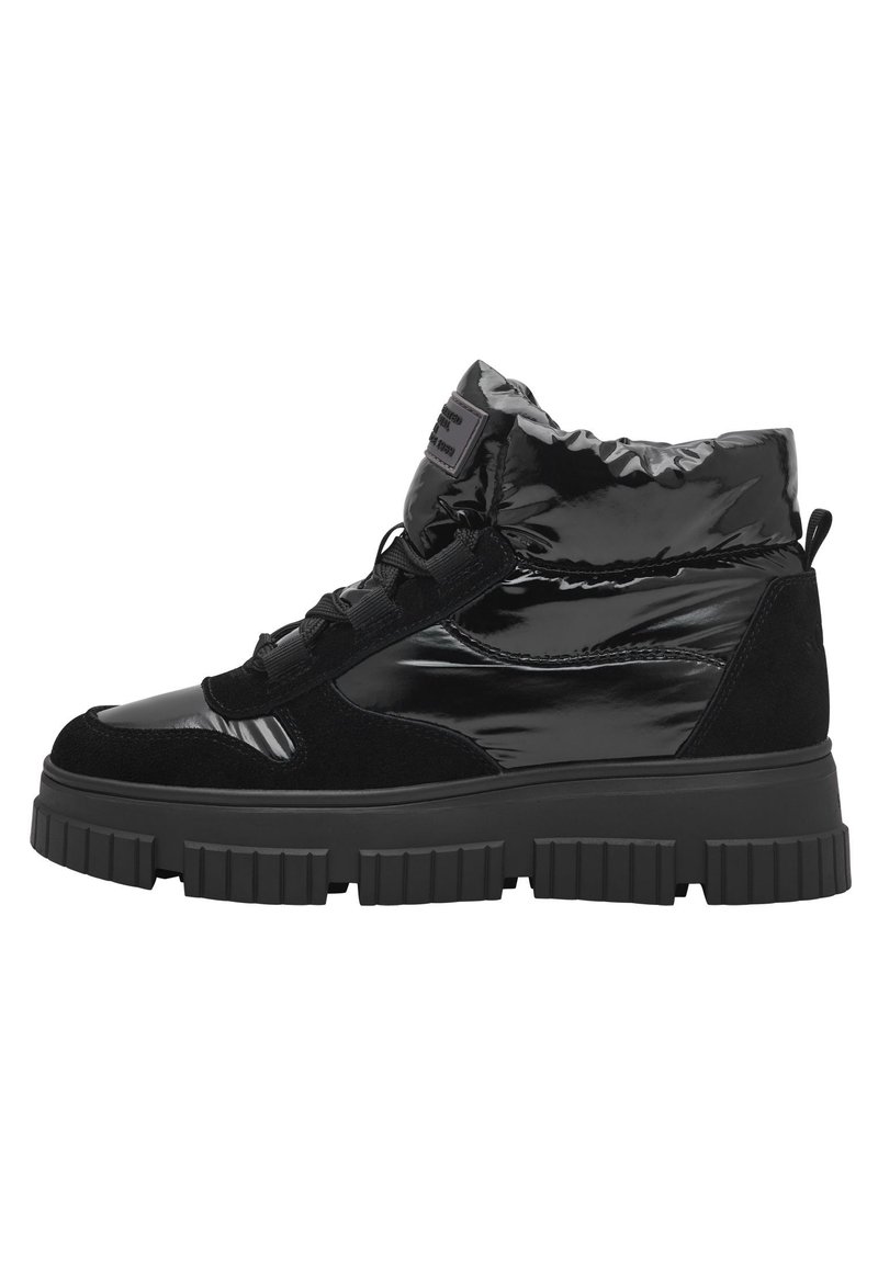 Baskets montantes noires avec une tige en cuir verni brillant et des accents en suède. Semelle épaisse avec des crampons prononcés et un col rembourré.