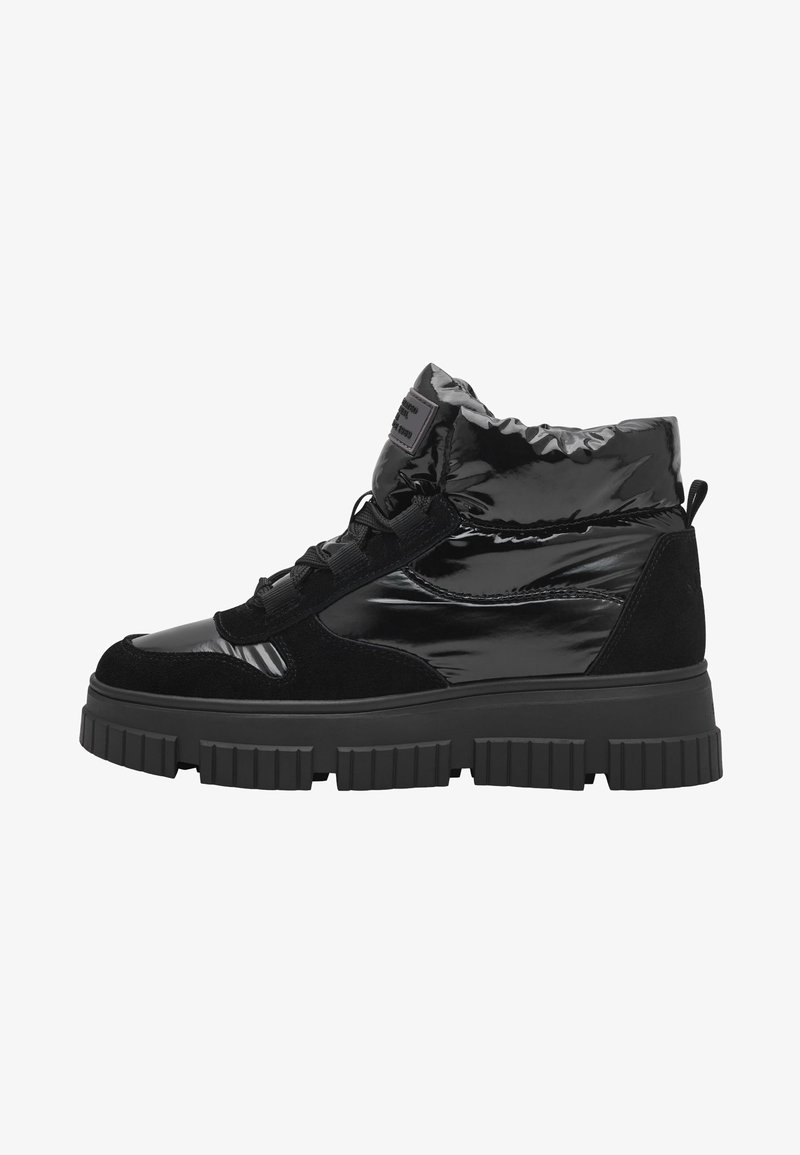 Baskets montantes noires avec une tige en cuir verni brillant et des accents en suède. Semelle épaisse avec des crampons prononcés et un col rembourré.