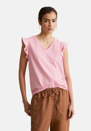 Rosa-weißt gestreiftes T-Shirt mit kurzen, gerafften Ärmeln und V-Ausschnitt, getragen mit braunen Elastikbund-Hosen. Weicher Stoff mit lockerer Passform.