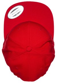 Rød baseballcap med flad skygge, lavet af struktureret stof. Har seks ventilationshuller og en knap på toppen. Etikette på indersiden af krone.