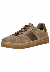 Brązowe zamszowe sneakersy z skórzanymi akcentami, okrągły nosek, płaska gumowa podeszwa i brązowe sznurowadła. Posiadają boczny pasek i teksturowaną powierzchnię.