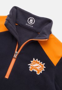 Marineblå fleece pullover med kvart lynlås og orange detaljer. Har et logo, kontrasterende lynlås og en blød tekstur. Ideel til afslappet brug.