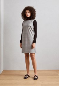 Esprit - SHIFT DRESS - Vapaa-ajan mekko - medium grey Pienoiskuva 1