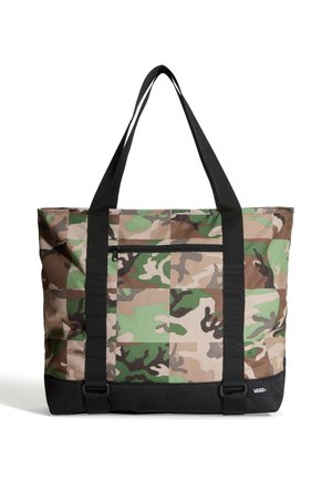 Tote taske med camouflage-mønster, sorte stropper, frontlomme med lynlås og sort bundpanel, Vans logo i nederste højre hjørne.