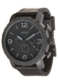 Montre Fossil noire avec un cadran texturé, de grands chiffres et des sous-cadrans ; équipée d'un bracelet en cuir noir et d'accents en acier inoxydable.