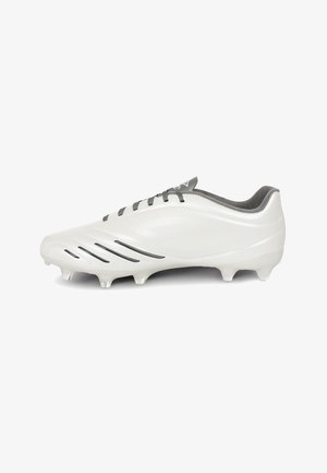 Białe korki do piłki nożnej z czarnymi akcentami, z formowanymi kołkami na podeszwie, szarymi sznurowadłami i wyściełanym kołnierzem, pokazane z boku na białym tle.