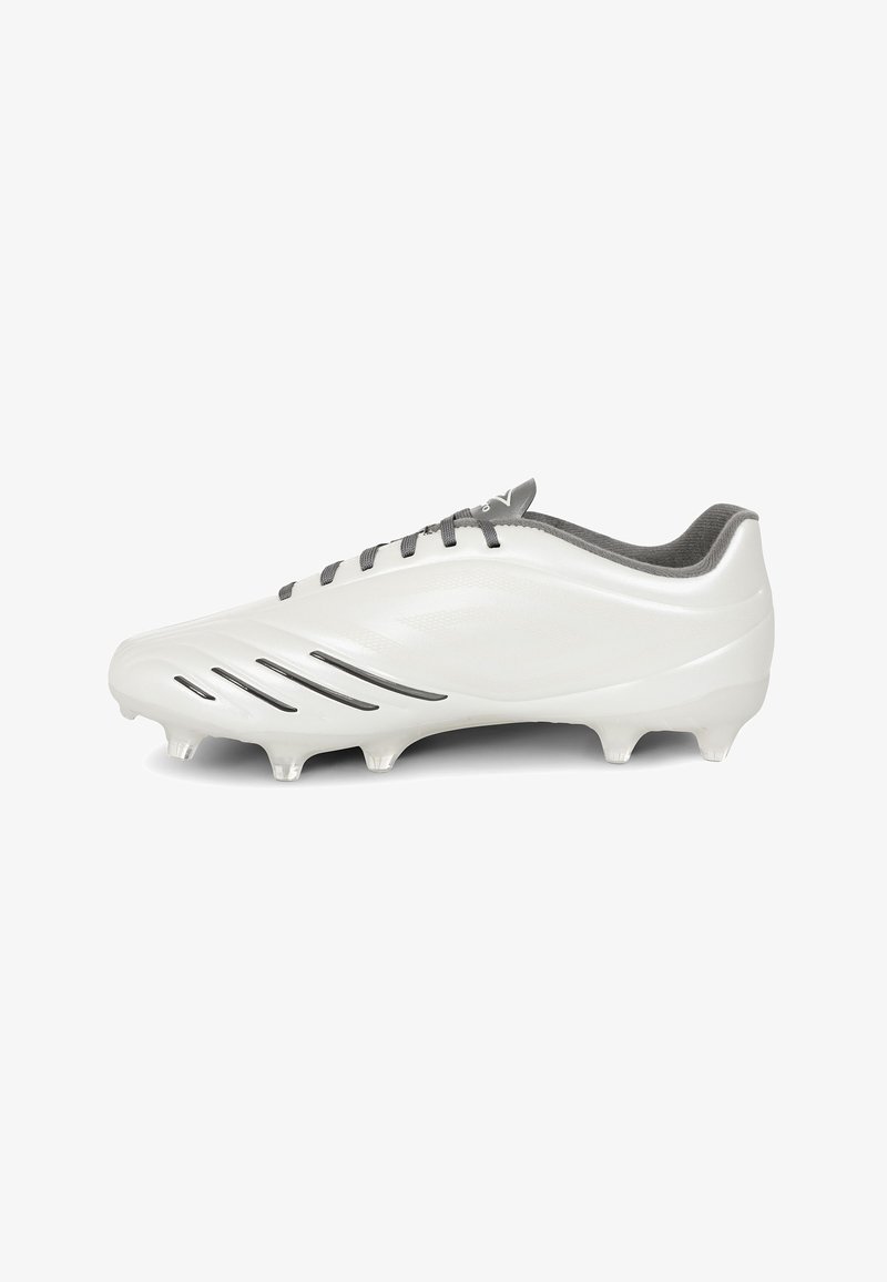 Taco de fútbol blanco con detalles en negro, tacos moldeados en la suela, cordones grises y cuello acolchado, mostrado en perfil lateral sobre fondo blanco.