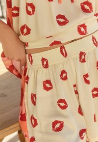 Rockett St George REGULAR FIT SET - Pyjama - ecru lips print