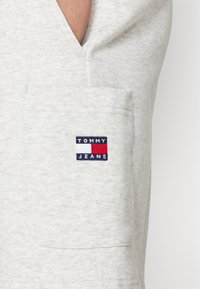 Tommy Jeans BADGE CARGO  - Træningsbukser - silver grey