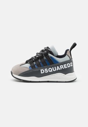 Sneaker neri e grigi con tomaia in camoscio e rete, dettagli blu e testo bianco "DSQUARED2" sul tallone. Presenta un design del lacci a strisce.