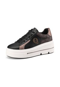 Sneaker in pelle nera con suola bianca spessa, accenti metallici rosa, lati decorati e un emblema logo sulla linguetta.