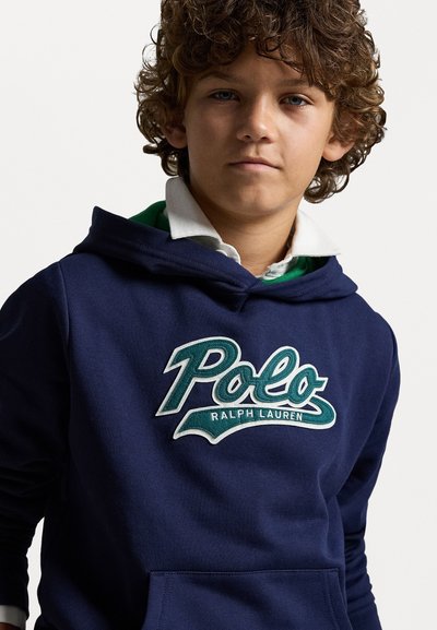 Námornícka modrá mikina s kapucňou a prednou vreckom, s vyšitým logom "Polo Ralph Lauren" v zelenej a bielej farbe, vyrobená z bavlny a s jemnou textúrou.