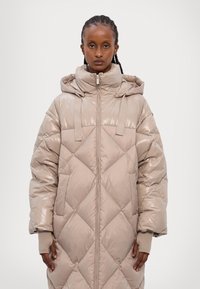 Marella AMIANTO - Kaput ispunjen paperjem - tortora