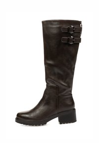 Bota de cuero marrón hasta la rodilla con punta redondeada, tacón grueso y doble hebilla decorativa en el lado superior. Textura lisa con un acabado brillante.