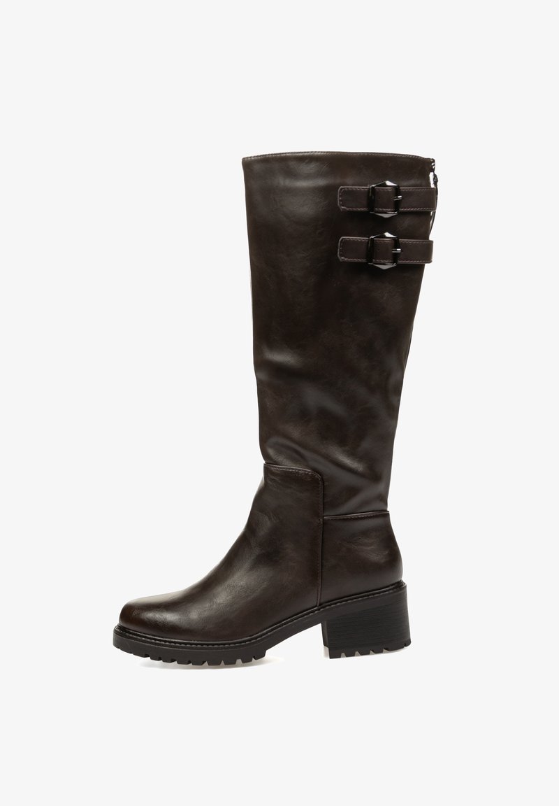 Bota de cuero marrón hasta la rodilla con punta redondeada, tacón grueso y doble hebilla decorativa en el lado superior. Textura lisa con un acabado brillante.