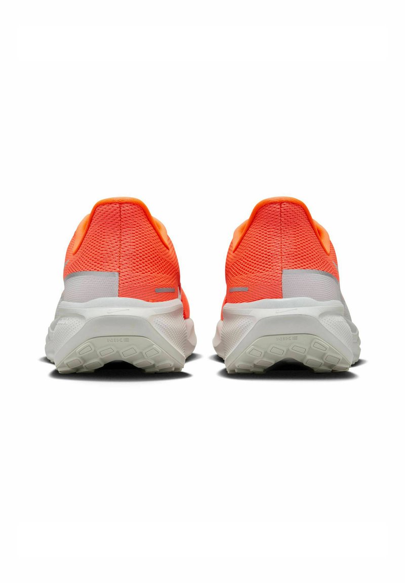 Baskets de sport orange vif avec un dessus en maille, des accents blancs et une semelle blanche texturée. Dotées d'un talon rembourré pour le confort.