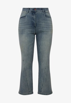 Denim jeans i mellemblå, med høj talje, flared ben, synlige stikninger og skrå sømme ved knæet, samt en rød knaplukning.