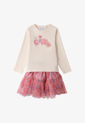 Langärmliges cremefarbenes Oberteil mit dem Aufdruck "NICE GIRL" und rosa Marshmallow-Akzenten, kombiniert mit einem mehrlagigen Tüllrock in pink und lila mit Muster.