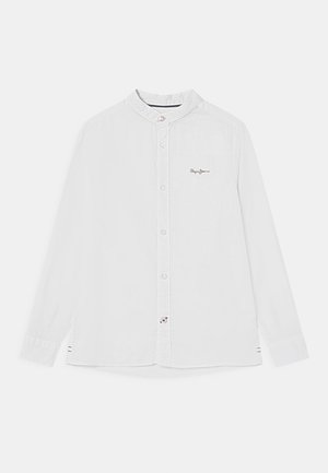 Biała koszula zapinana na guziki z kołnierzykiem mandaryńskim, długimi rękawami i małym logo wyhaftowanym na piersi. Posiada kontrastowe detale przy guzikach.