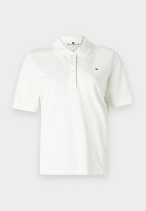 Weißes kurzärmeliges Poloshirt mit geknöpfter Blende und kleinem rot-weiß-blauem Logo auf der linken Brust.