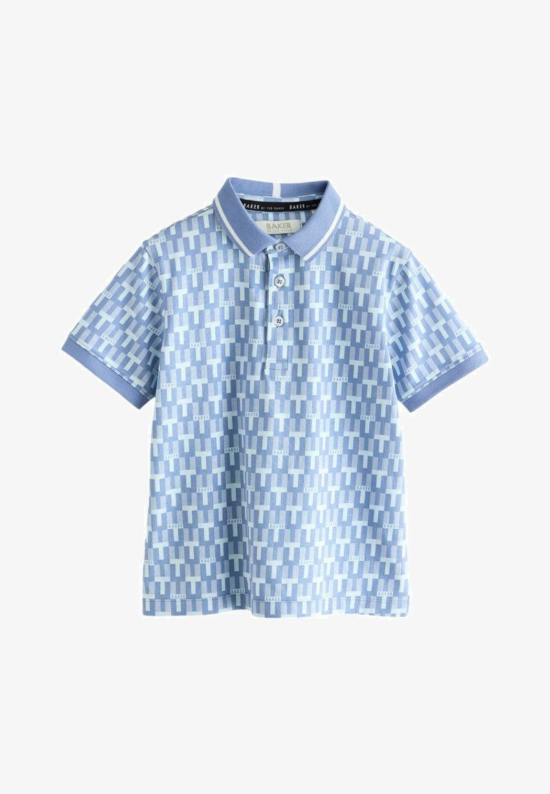 Jasnoniebieska koszulka polo z geometrycznym wzorem z ciemnoniebieskich i białych kształtów, rozpięciem na trzy guziki oraz kontrastującym kołnierzem.