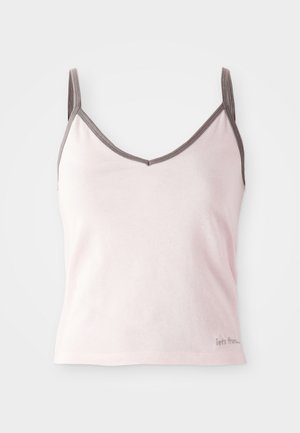 Svijetloružičasta pamučna majica bez rukava s sivim obrubom, koja se ističe tankim naramenicama i V-izrezom, glatke teksture, te suptilnim brendingom na donjem rubu.