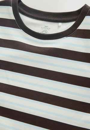 Koszulka z krótkim rękawem w paski, z naprzemiennymi ciemnobrązowymi i jasnoniebieskimi paskami, czarnym okrągłym dekoltem i miękką tkaniną.