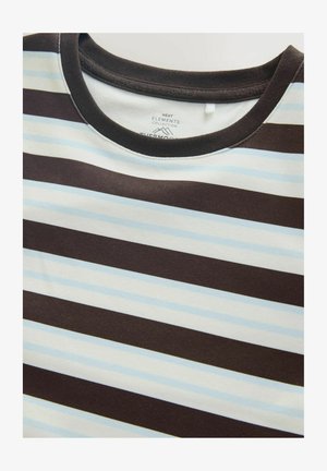 Koszulka z krótkim rękawem w paski, z naprzemiennymi ciemnobrązowymi i jasnoniebieskimi paskami, czarnym okrągłym dekoltem i miękką tkaniną.