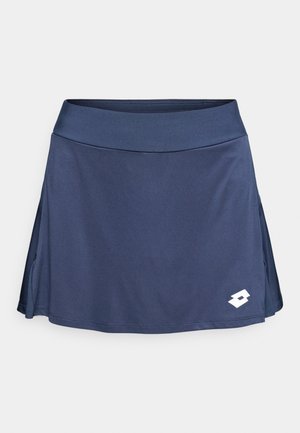 Meriino sininen urheiluskirt, jossa on leveä vyötäröosa, hieman levenevä helma ja valkoinen urheilulogo alhaalla oikealla puolella.