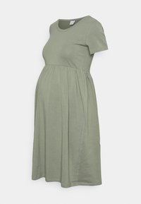 Zelenoolivové těhotenské šaty s krátkým rukávem, s nařaseným pasem a délky po kolena, vystavené na bílém pozadí.