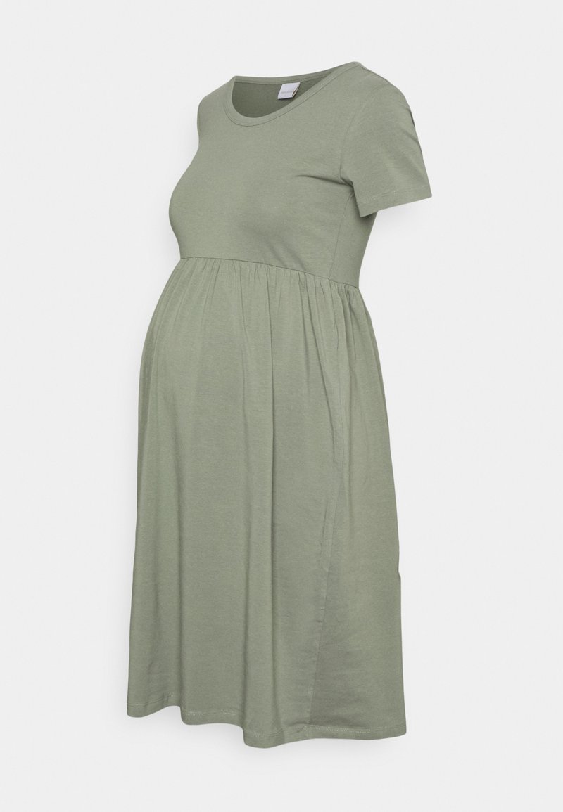 Zelenoolivové těhotenské šaty s krátkým rukávem, s nařaseným pasem a délky po kolena, vystavené na bílém pozadí.