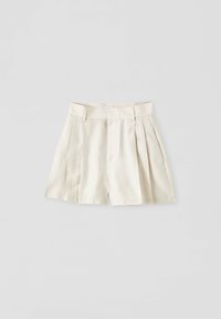 Pantaloni corti beige plissettati con una ampia vita e tasche laterali, realizzati in tessuto leggero, con una texture liscia e un design pulito.