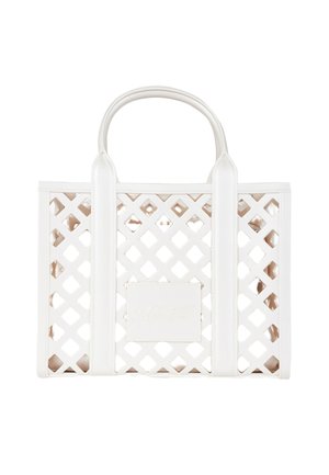 Sac à main blanc avec des découpes en forme de diamants, deux poignées et une petite pièce rectangulaire au centre sur un fond blanc uni.