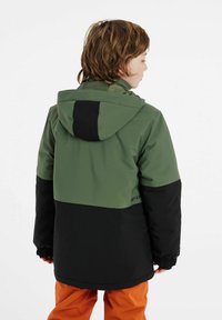 Veste verte et noire avec une capuche, arborant un design color block. Le tissu semble lisse, avec des poignets élastiques et une coupe décontractée.