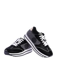 Zapatillas negras y grises con parte superior de malla, patrón acolchado, cordones blancos y suela de goma con detalles de tracción texturizados.