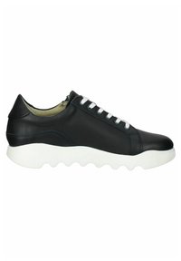 Zapatilla negra de cuero con cordones blancos. Presenta una suela de goma blanca y texturizada, y un diseño elegante y redondeado con sutiles detalles de costura.