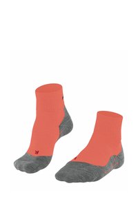 Calcetines tobilleros en coral y gris con puños acanalados, diseñados para mayor comodidad y rendimiento, exhibidos sobre un fondo blanco.