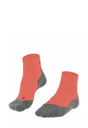 Korallenfarbene und graue Knöchelsocken mit Rippbündchen, entworfen für Komfort und Leistung, auf einem weißen Hintergrund präsentiert.