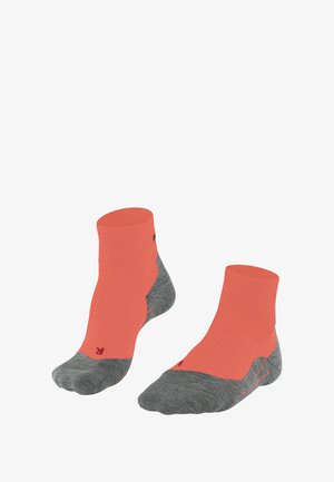 Korallenfarbene und graue Knöchelsocken mit Rippbündchen, entworfen für Komfort und Leistung, auf einem weißen Hintergrund präsentiert.