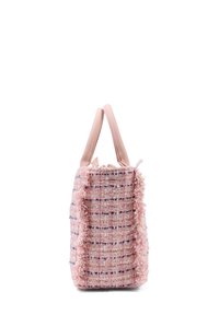 Borsa a tracolla in tweed rosa con bordi frangiati testurizzati, manici in pelle liscia e chiusura con zip. Presenta strisce orizzontali blu navy e rosa.