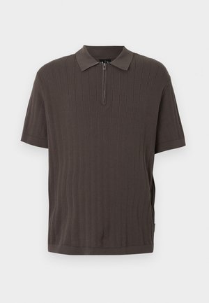 Sötétbarna, rövid ujjú kötött galléros póló, függőleges bordázott mintával és a gallértól lefelé húzódó első cipzárral.