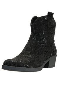 Botín de ante negro con acentos de rhinestones, diseño curvado, punta afilada y un tacón bajo tipo bloque para mayor estabilidad.