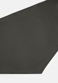 Czarny skórzany podkładka o gładkiej teksturze, z geometrycznym kształtem i starannie wykończonymi brzegami. Prosty i funkcjonalny design.